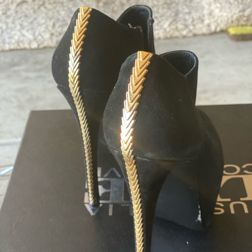 Beautiful suede black heels with Gold lining!